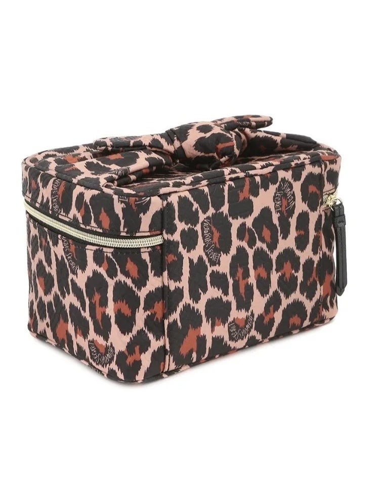 فيكتوريا سيكريت حقيبة سفر/حقيبة مستحضرات تجميل من فيكتوريا سيكرVictoria's Secret Travel Bag/Cosmetic Case with Leopard Designيت بنقشة جلد النمر - Image 2